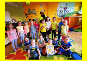 Dzieci z Sówek biorą udział w zabawach związanych z pszczołami